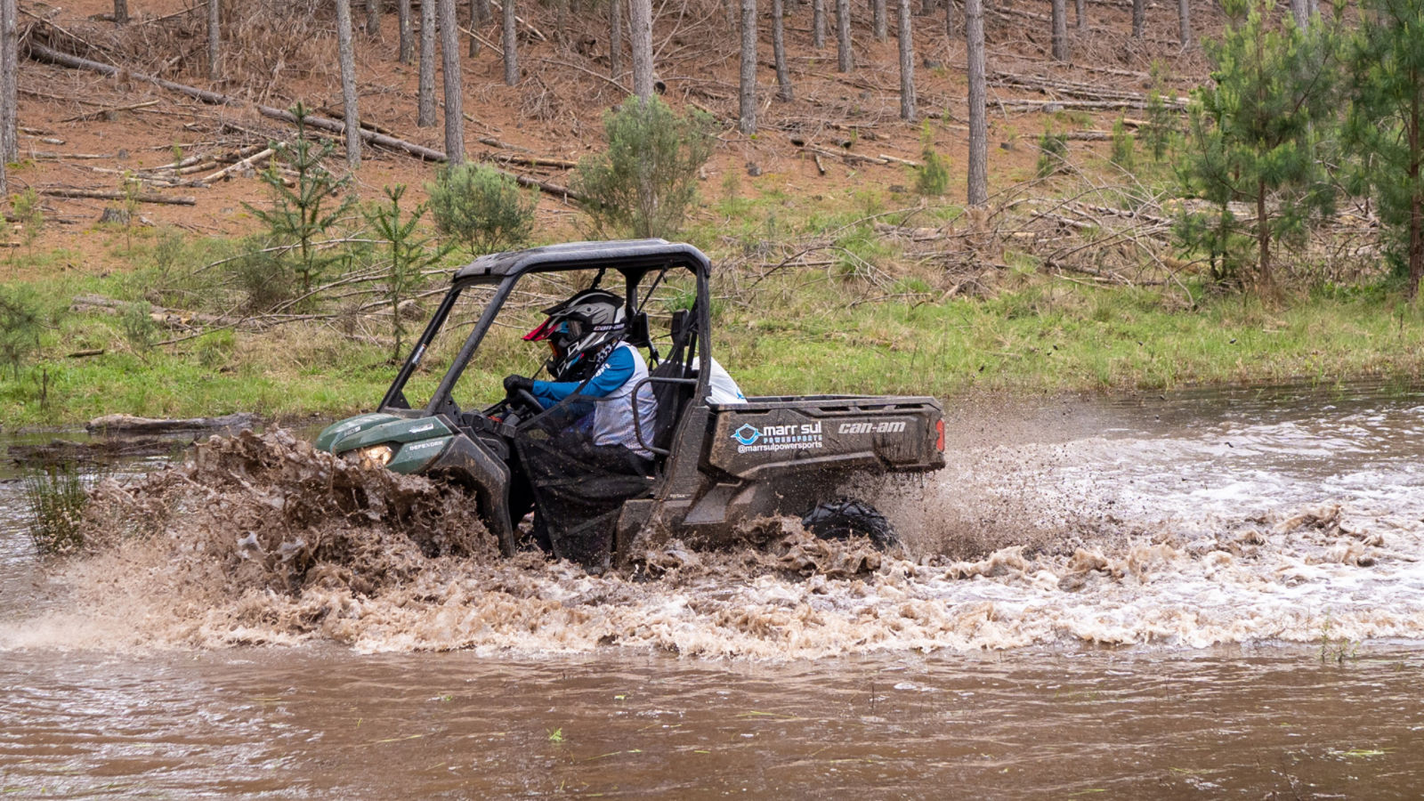 Commander Max XT acelerando na lama