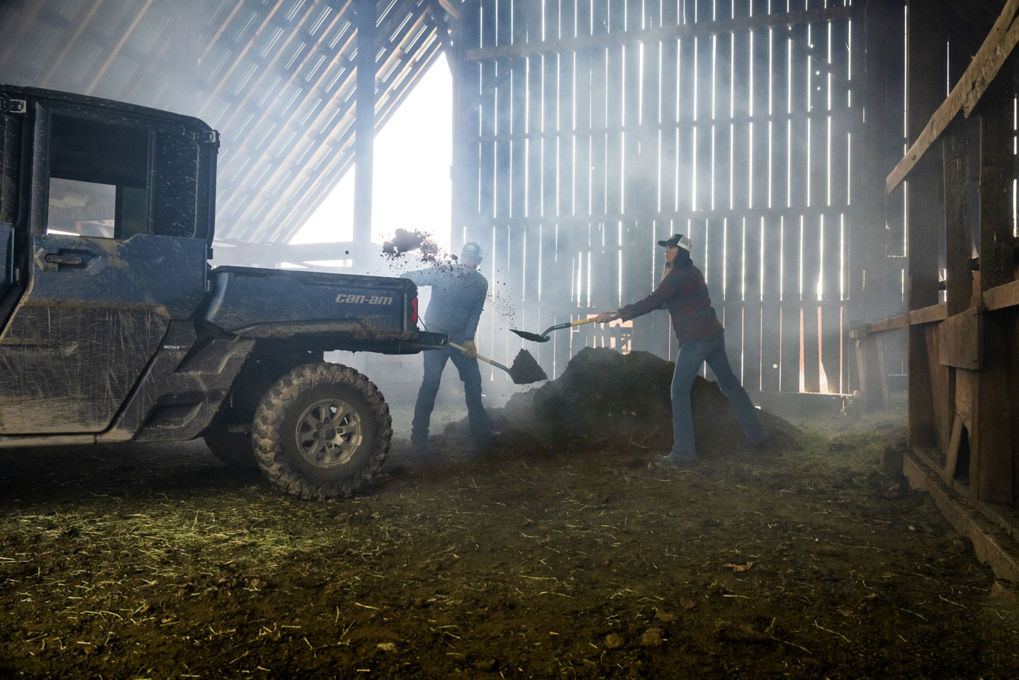 Coppia che carica della terra nel bagagliaio di uno SSV Can-Am Traxter Max Limited 2025