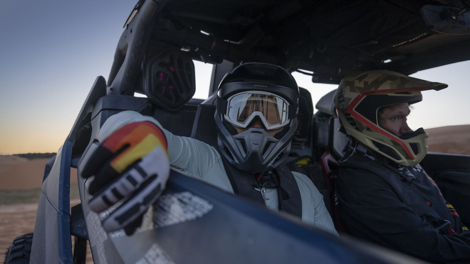 Deux passionnés de tout-terrain assis dans un SSV Can-Am