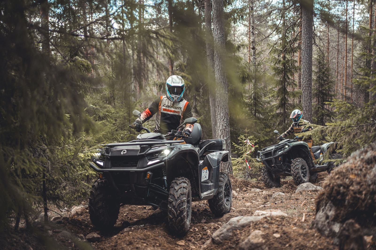 3 Can-Am Outlander Pro pysäköitynä ladon eteen.