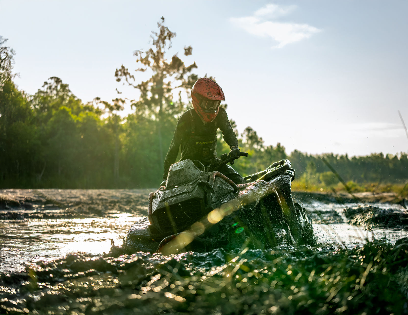 Un conductor circulando por el barro con su nuevo Can-Am Outlander X MR 1000R 2025 