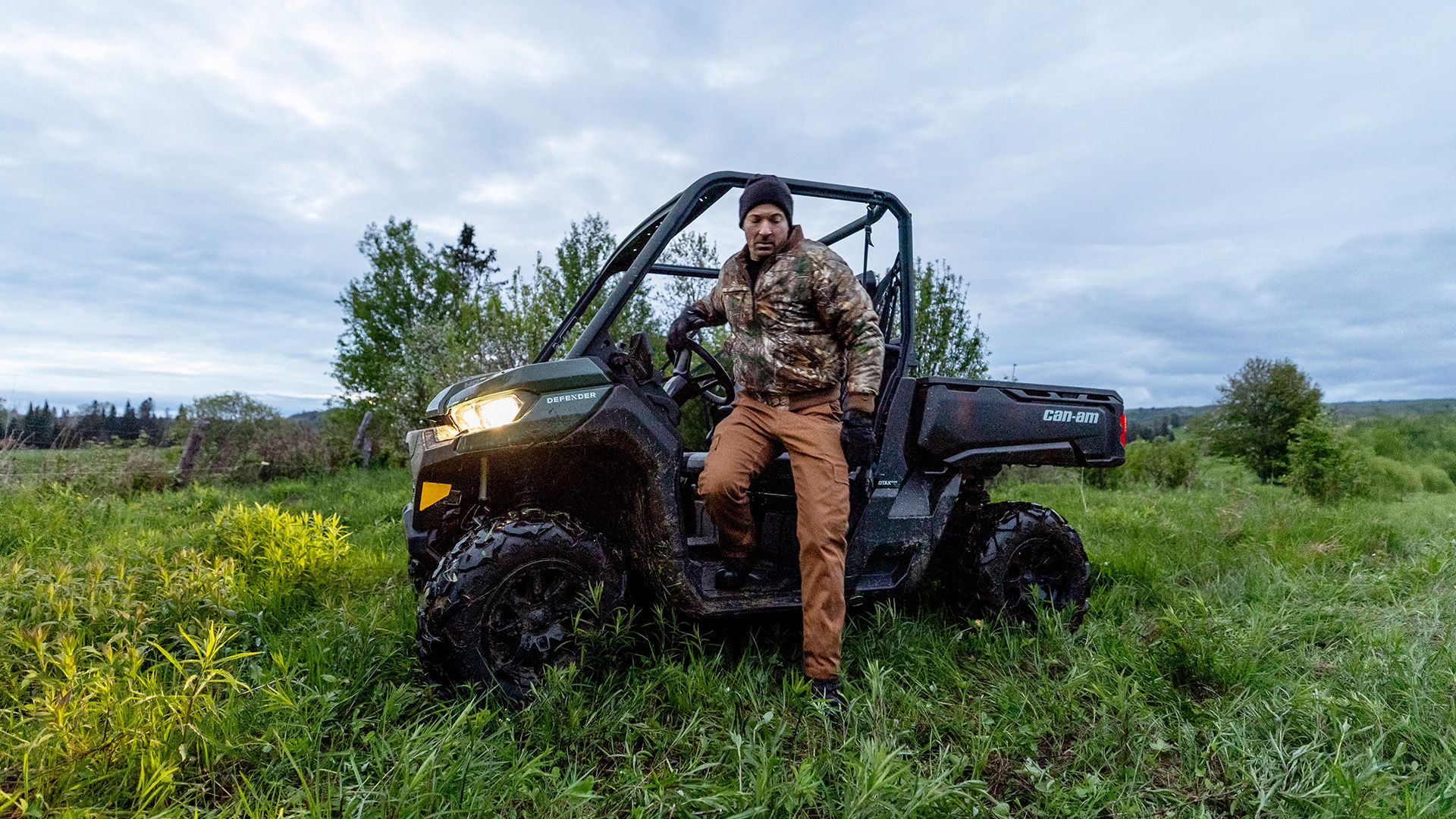 Un cazador saliendo de su Can-Am Defender DPS HD7 side-by-side del 2026