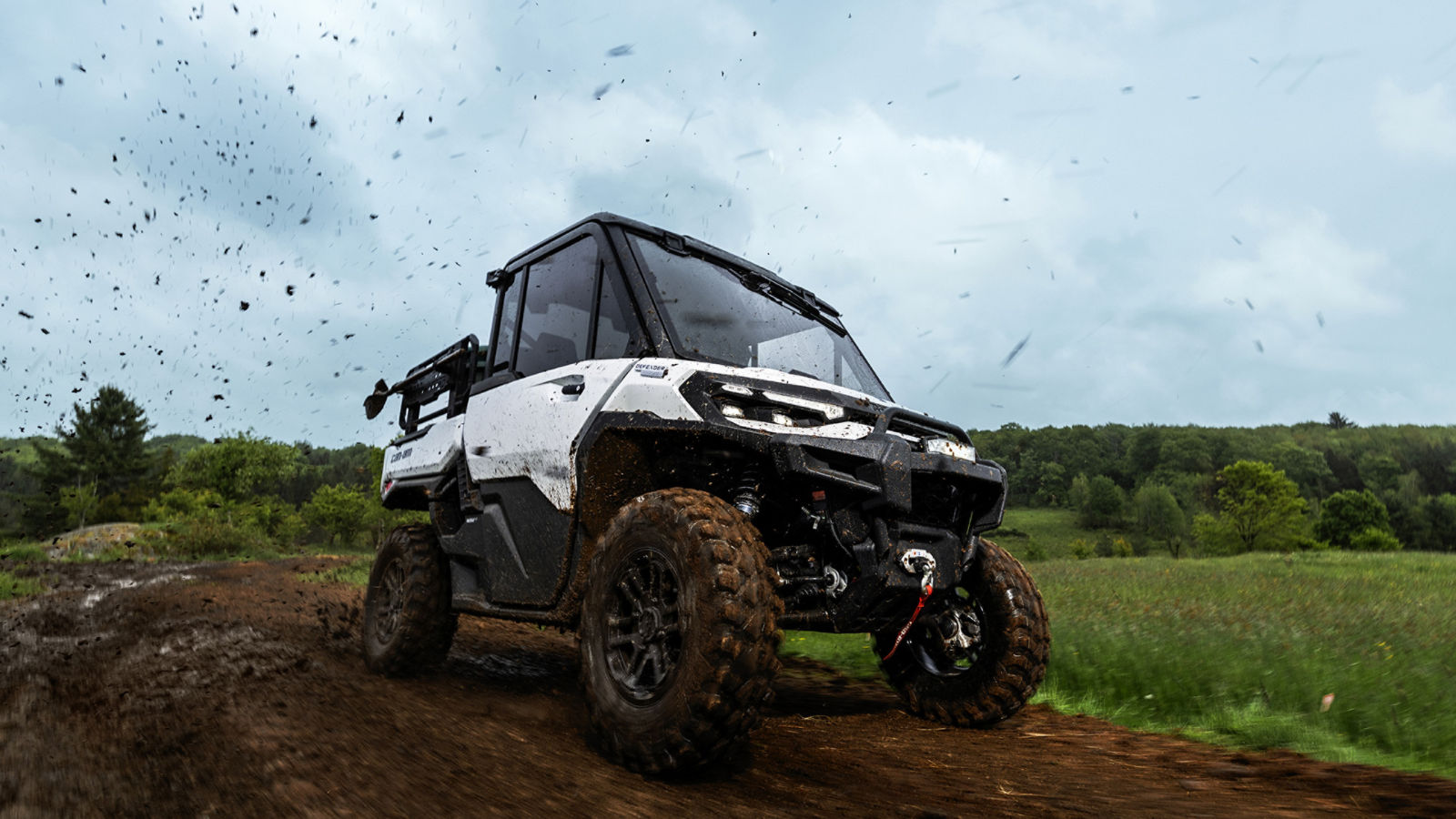 Can-Am Defender XT dusty navy side-by-side na floresta