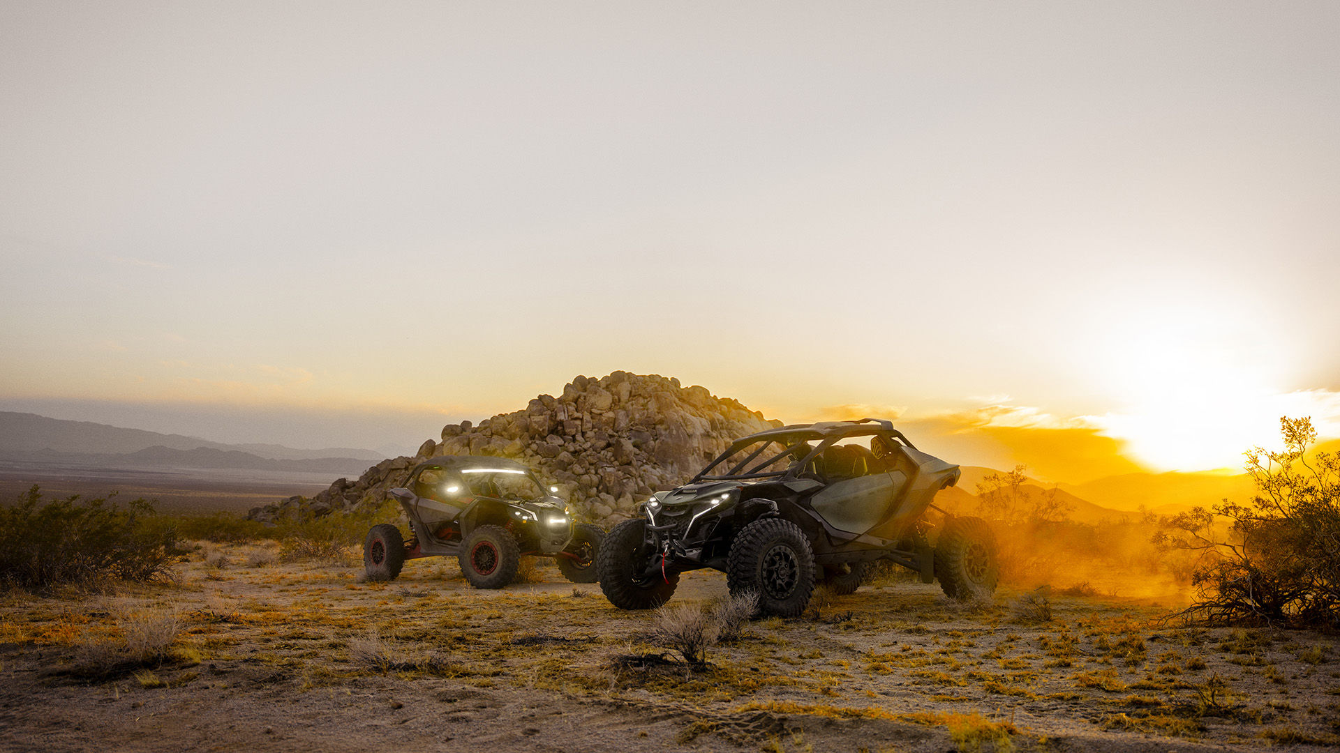 Can-Am Maverick Fahrzeuge in einer Wüste.