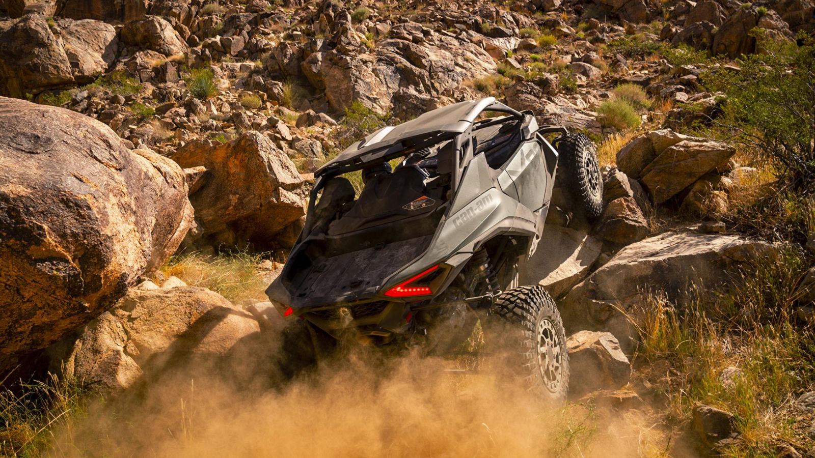 Um Can-Am Maverick R X RC de 2026 fazendo condução em terreno rochoso extremo