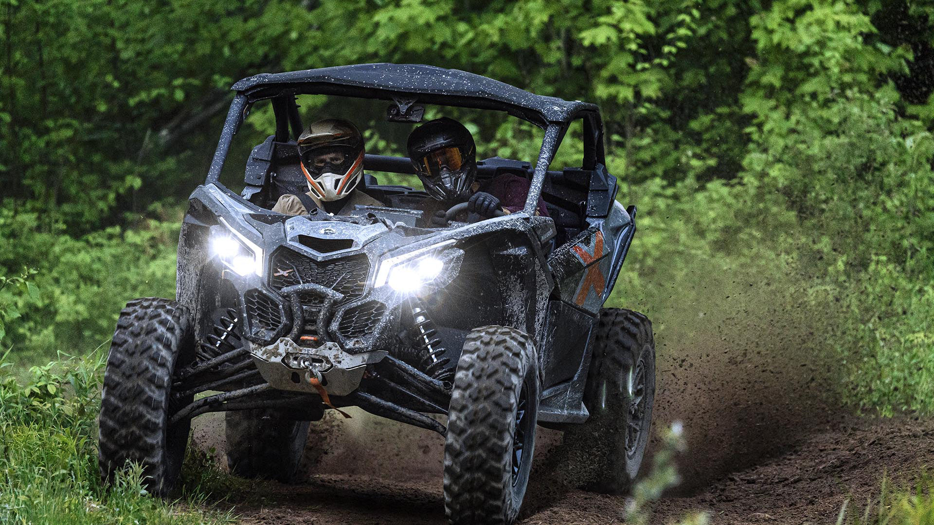 Can-Am Maverick X3 SxS percorrendo uma trilha lamacenta