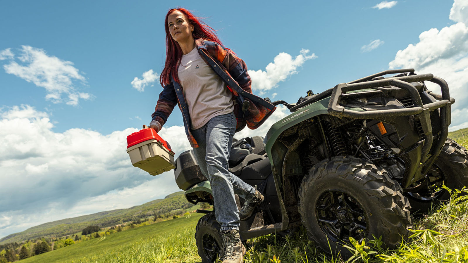 Mujer bajándose de su Can-Am Outlander MAX PRO XU HD7 2026