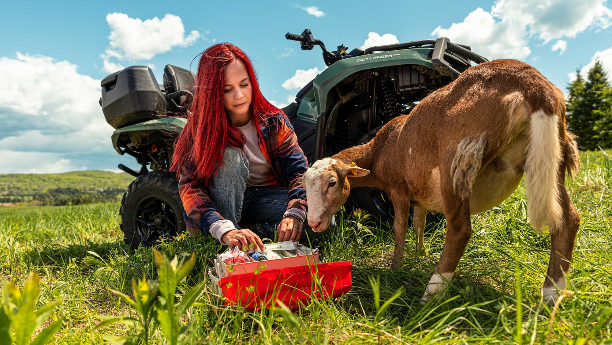 Landwirt behandelt ein Tier neben einem Can-Am Outlander Pro 