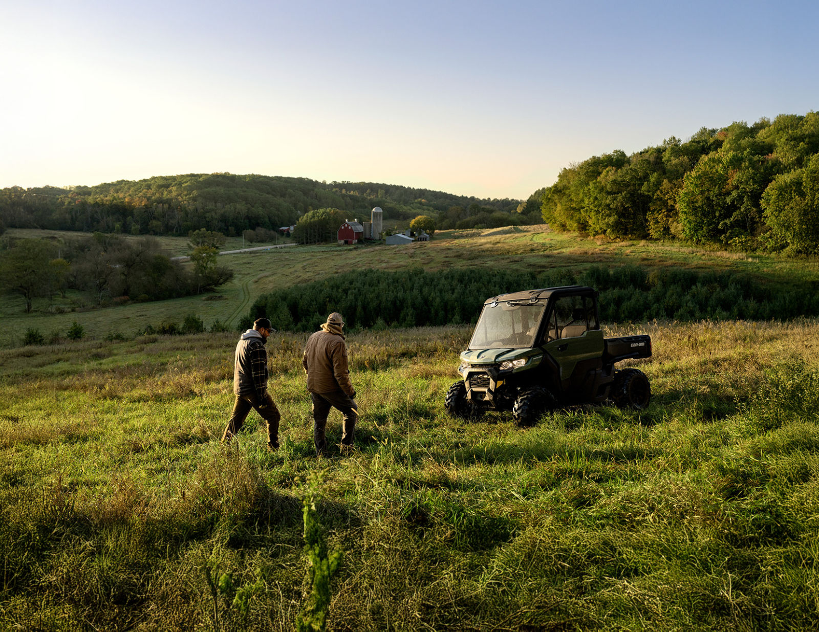 Dos agricultores en un campo con un Can-Am Defender