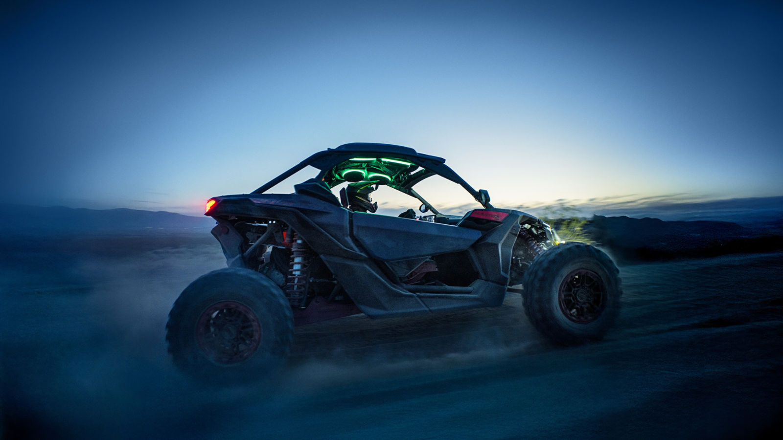 Un Can-Am Maverick X3 SSV filant à toute allure dans le désert