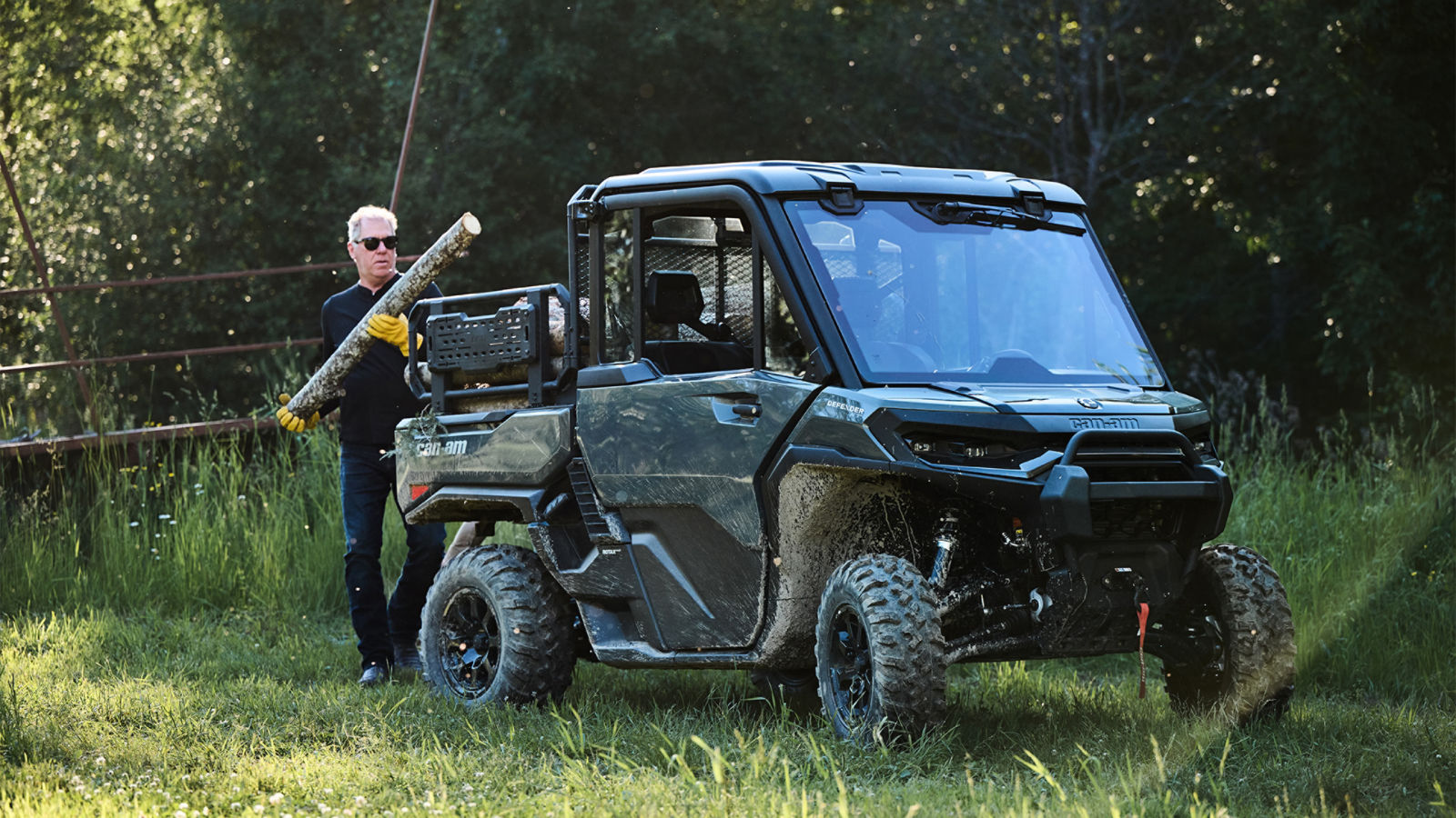 Un granjero que carga el maletero de un Can-Am Defender
