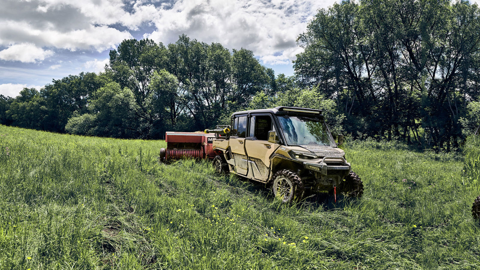 Un totalmente nuevo 2027 Can-Am Defender descendiendo una pendiente en una granja