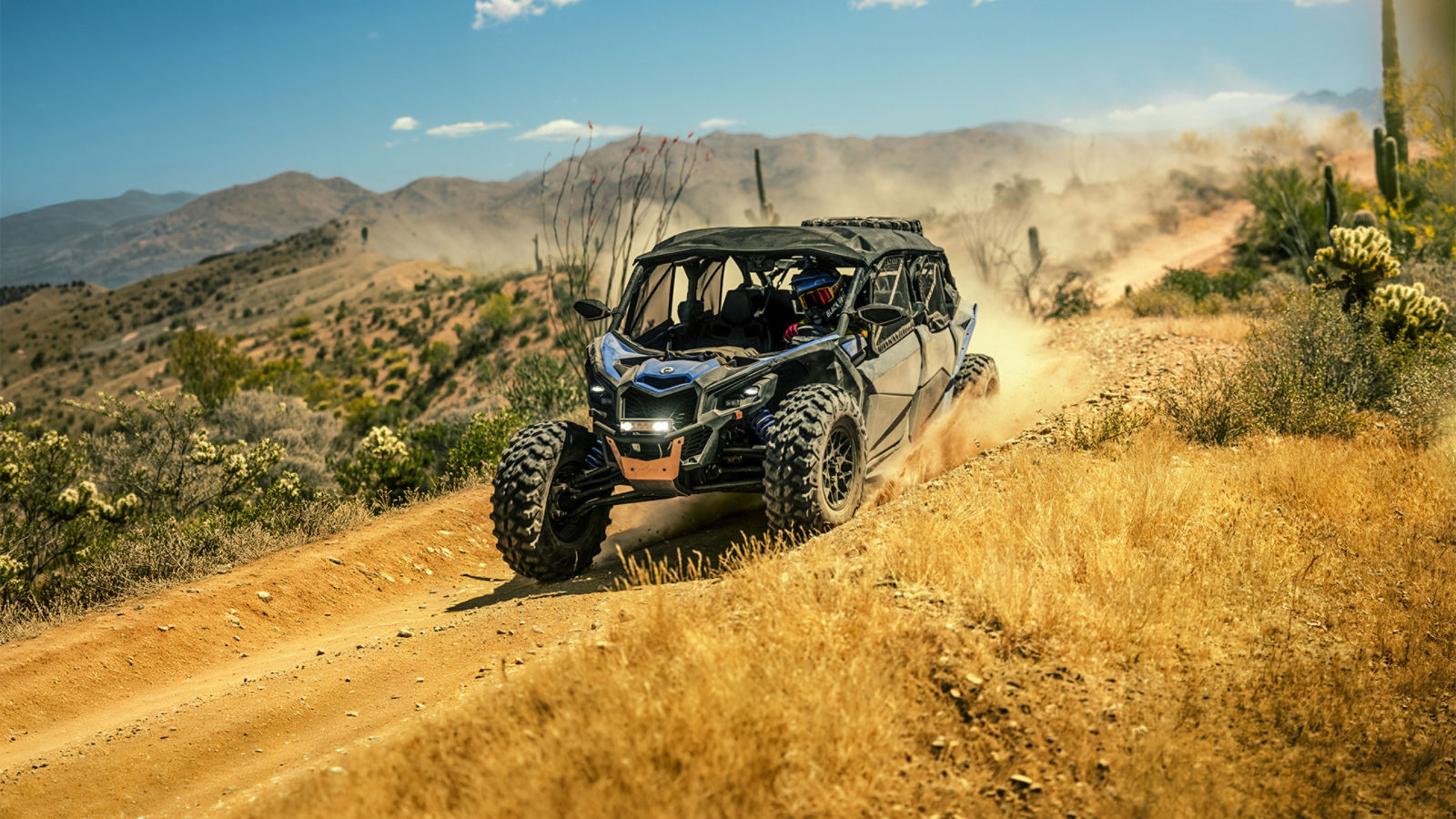 Un pilote dans son côte à côte Can-Am Maverick X3 2027 sur un sentier dans le désert