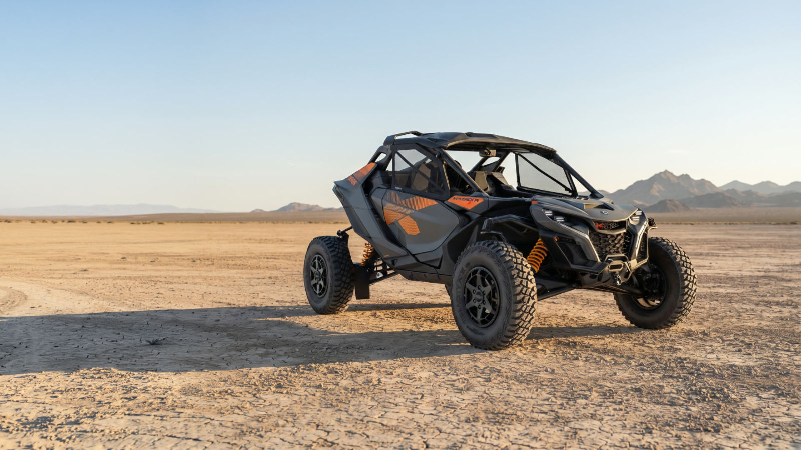 Un Can-Am Maverick R 2027 dans le désert