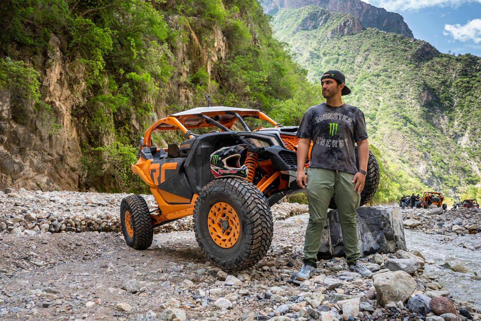 Rodrigo Ampudia junto a un Can-Am Maverick X3