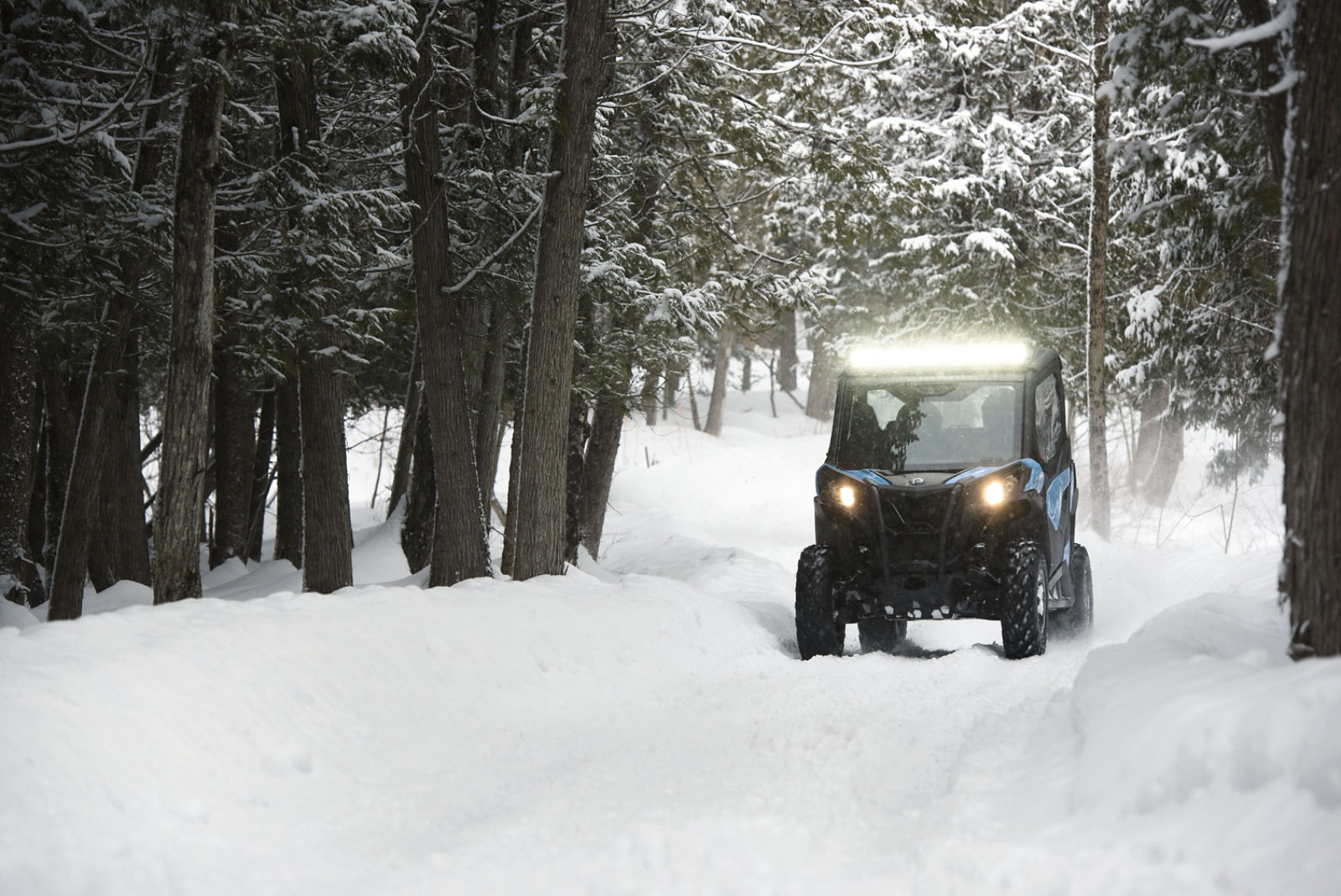 Can-Am Maverick Trail con barra de luces LED en un sendero nevado