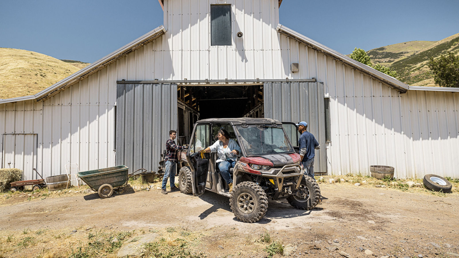 Tres agricultores en un Can-Am Defender Max Limited de 4 asientos 