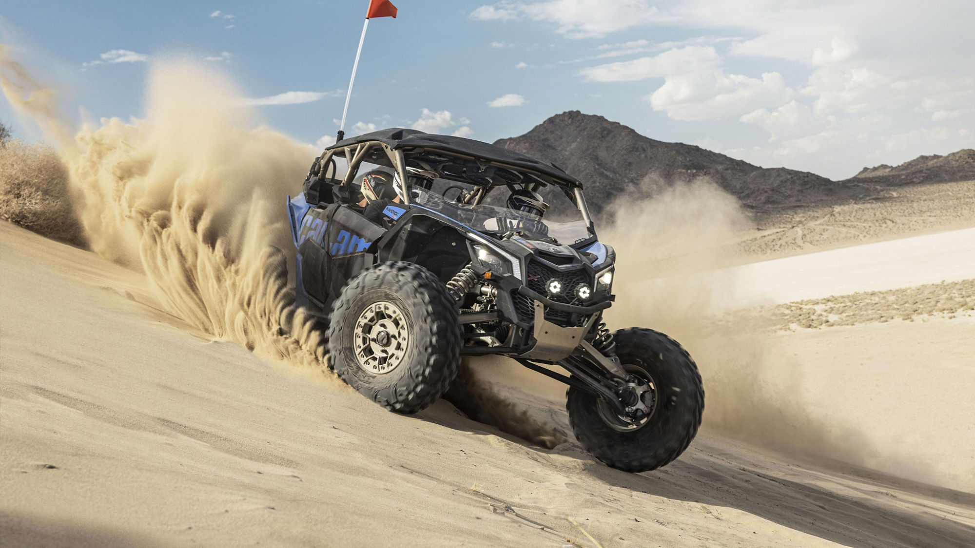 A Can-Am Commander MAX 2024 equipped with the Smart-Lock technology driving through a mud pit.