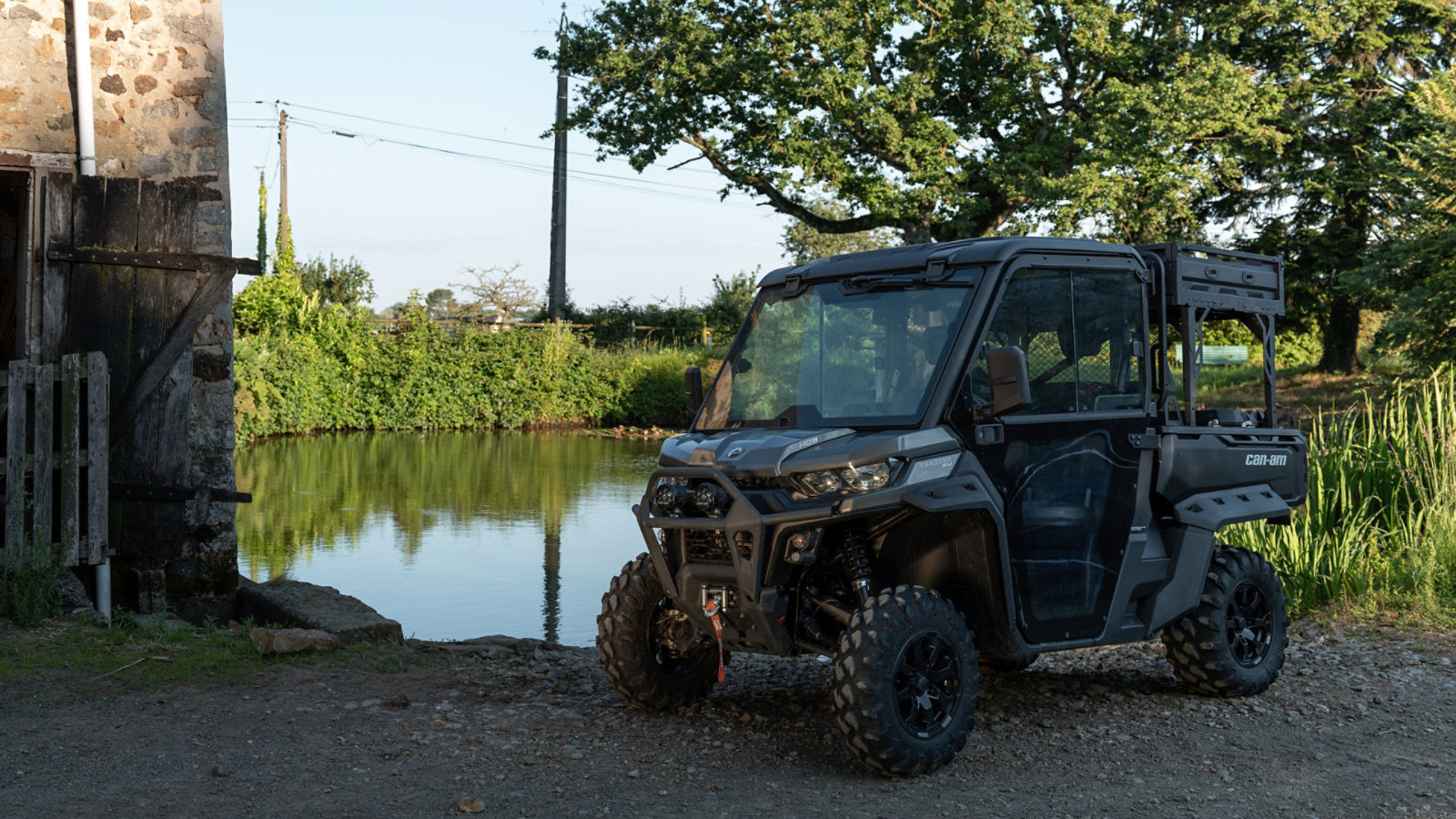 Traxter proche d'un étang