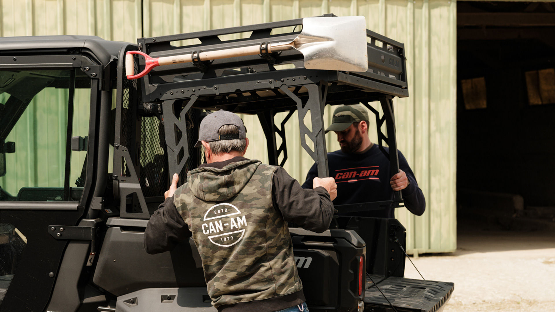 Accessory racks getting loaded in a vehicule