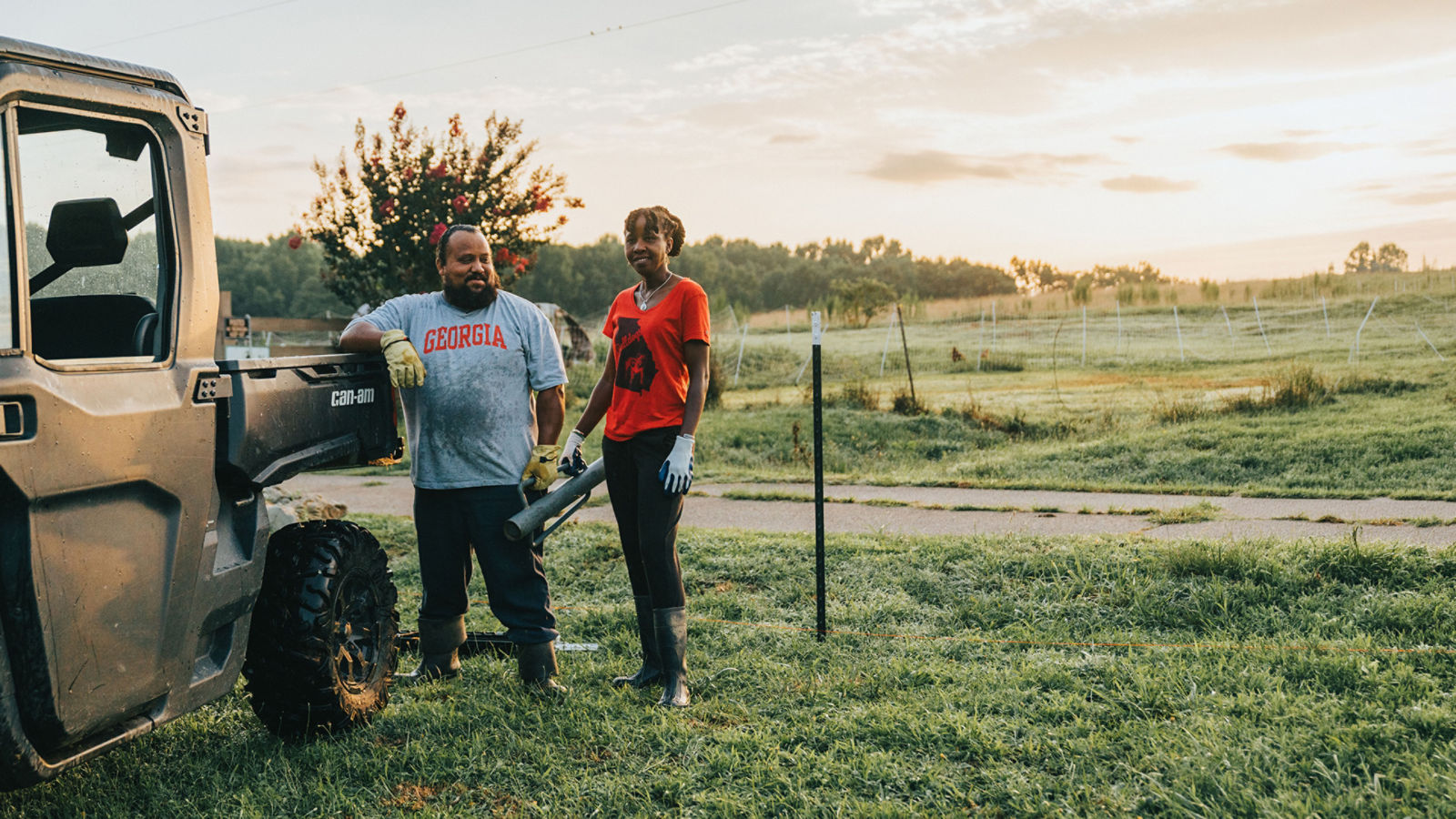 Les propriétaires de Caribe United Farm, tout sourire à côté de leur véhicule côte à côte Can-Am