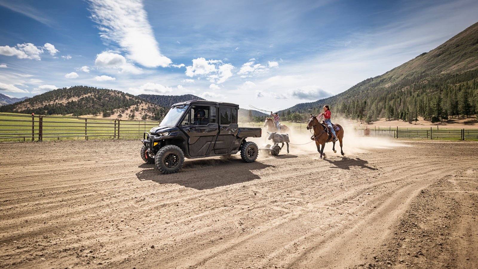 Un VCC Can-Am Defender staionné dans un ranch, aux côtés de chevaux et de riders