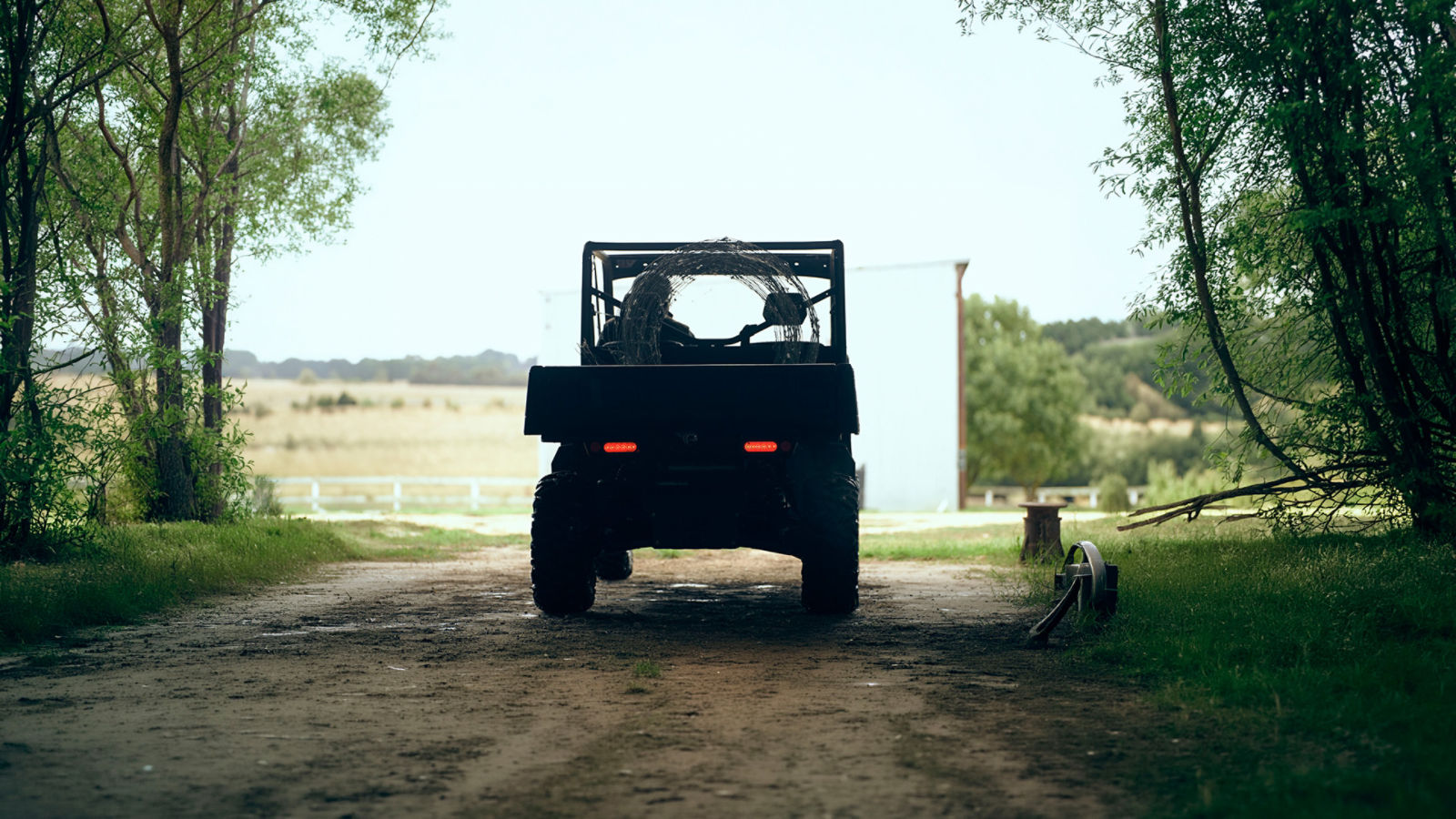 Un VCC Can-Am Defender empruntant un chemin de terre dans un ranch