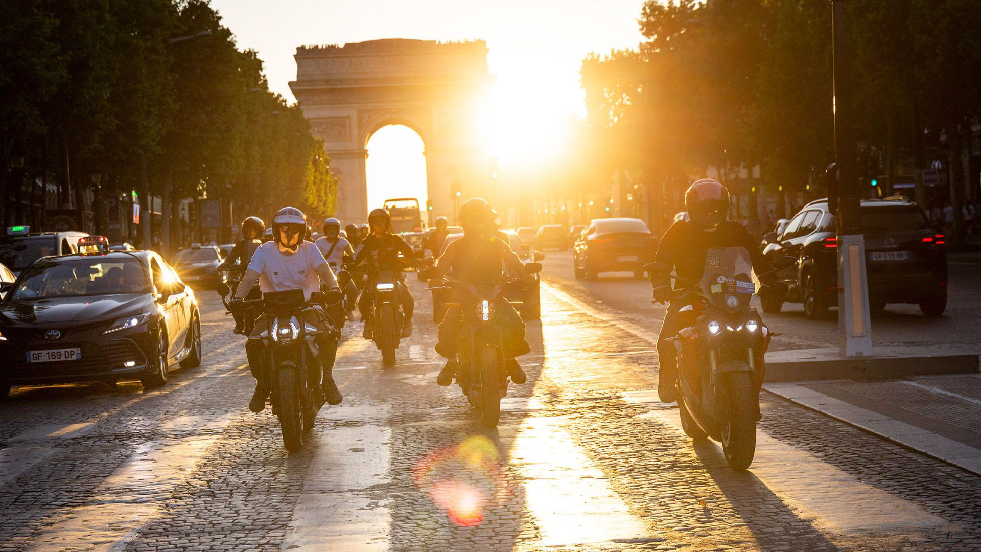 Groep rijders die door een stad rijden op elektrische Can-Am-motorfietsen