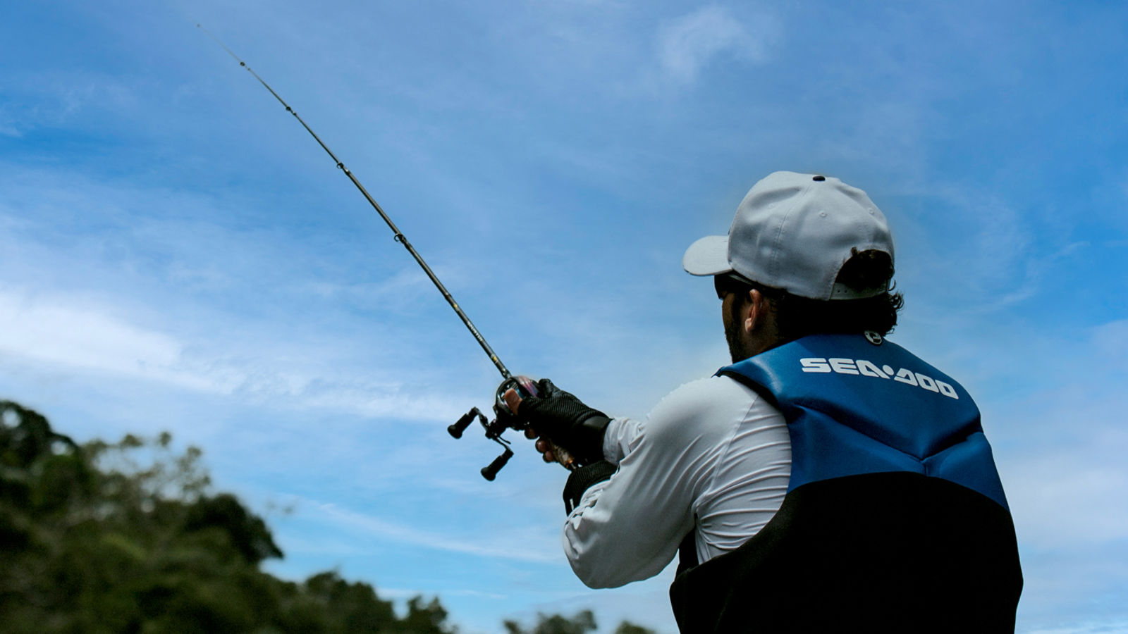 Fernando Zor fisgando um peixe