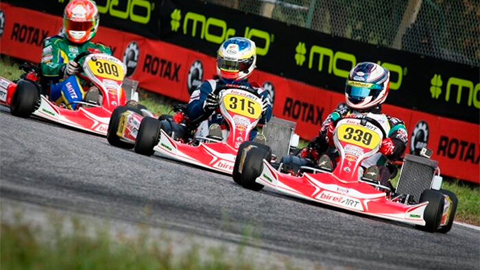 Kart-Fahrzeuge auf der Strecke