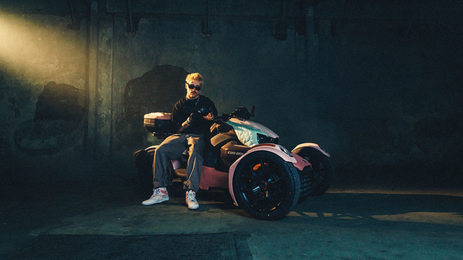 Pilote portant les souliers Love of Riding de The Shoe Surgeon inspiré du Ryker