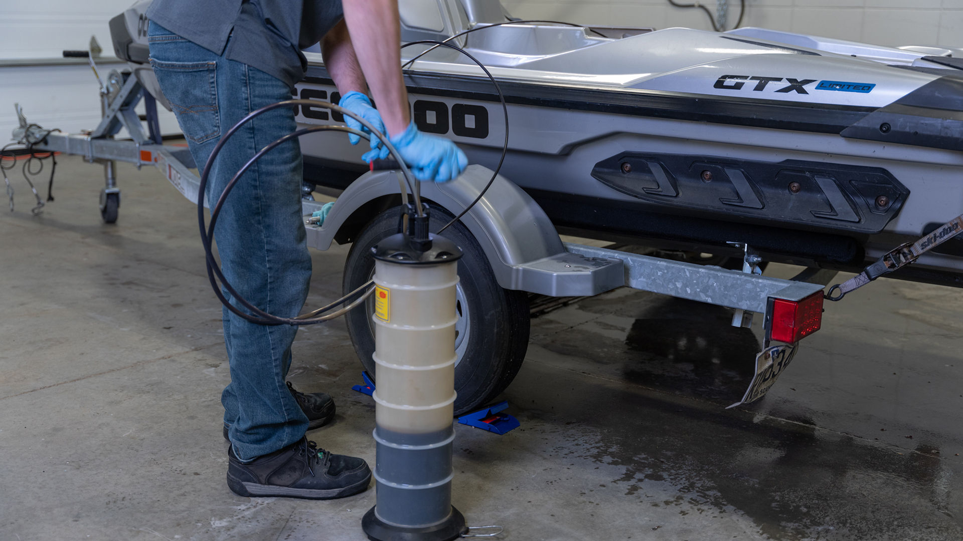 Besitzer füllt Öl in Sea-Doo ein