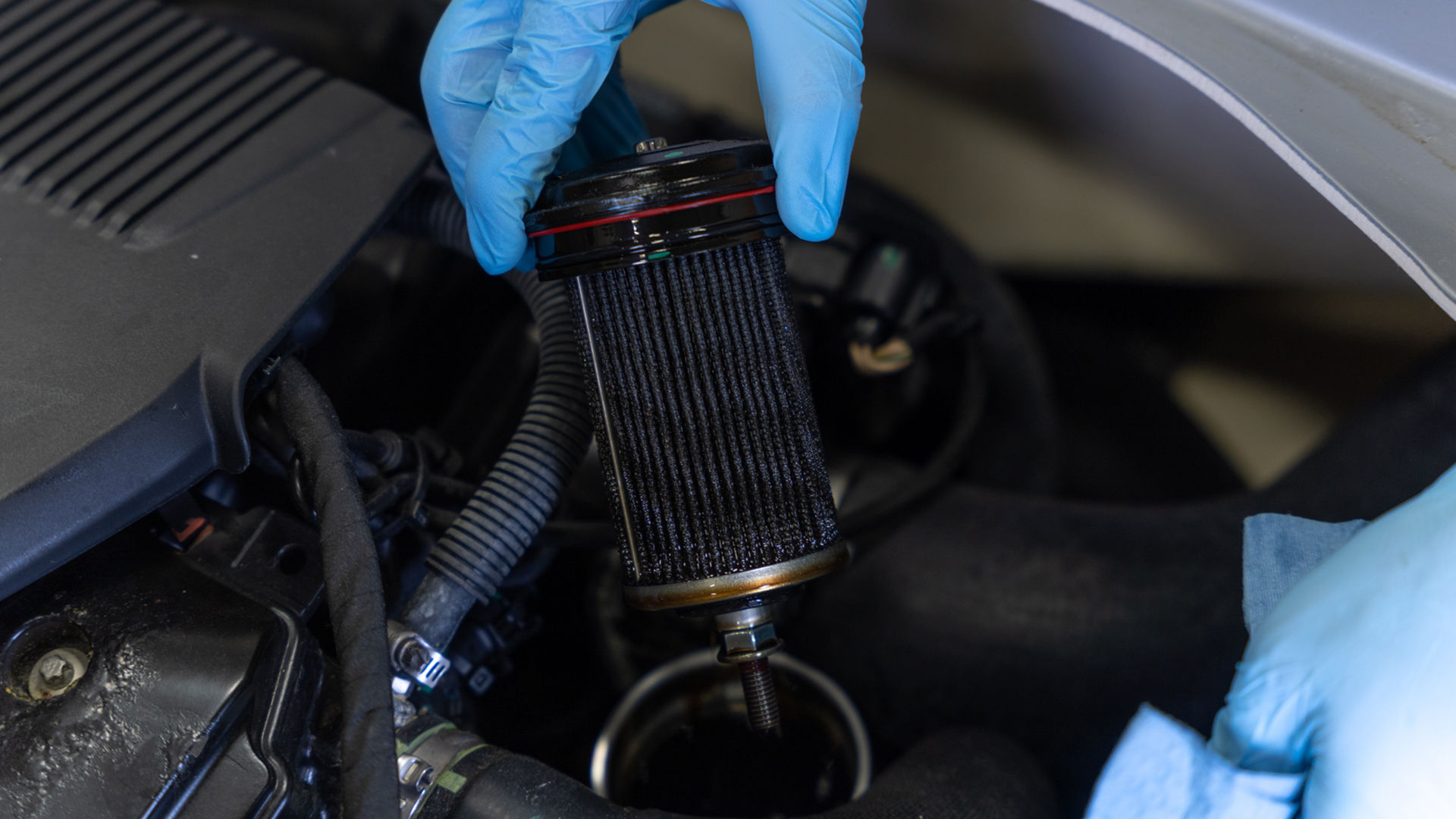 Eigenaar die olie in Sea-Doo giet