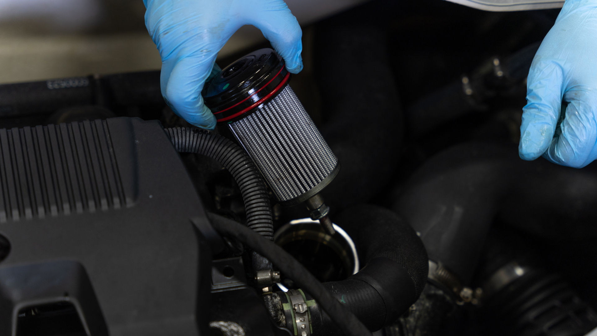 Propriétaire ajoutant de l’huile dans son Sea-Doo