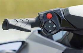 El manillar de una moto de agua Sea‑Doo con tecnología iDF