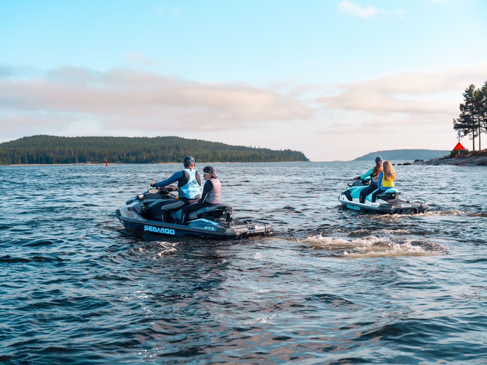 Kaksi Sea-Doo vesijettiä ja perhe järvellä