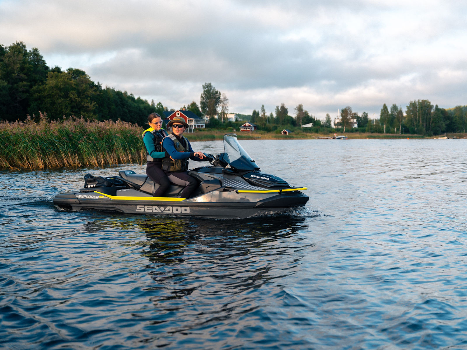 Sea-Doo vesijetti lähdössä rannasta