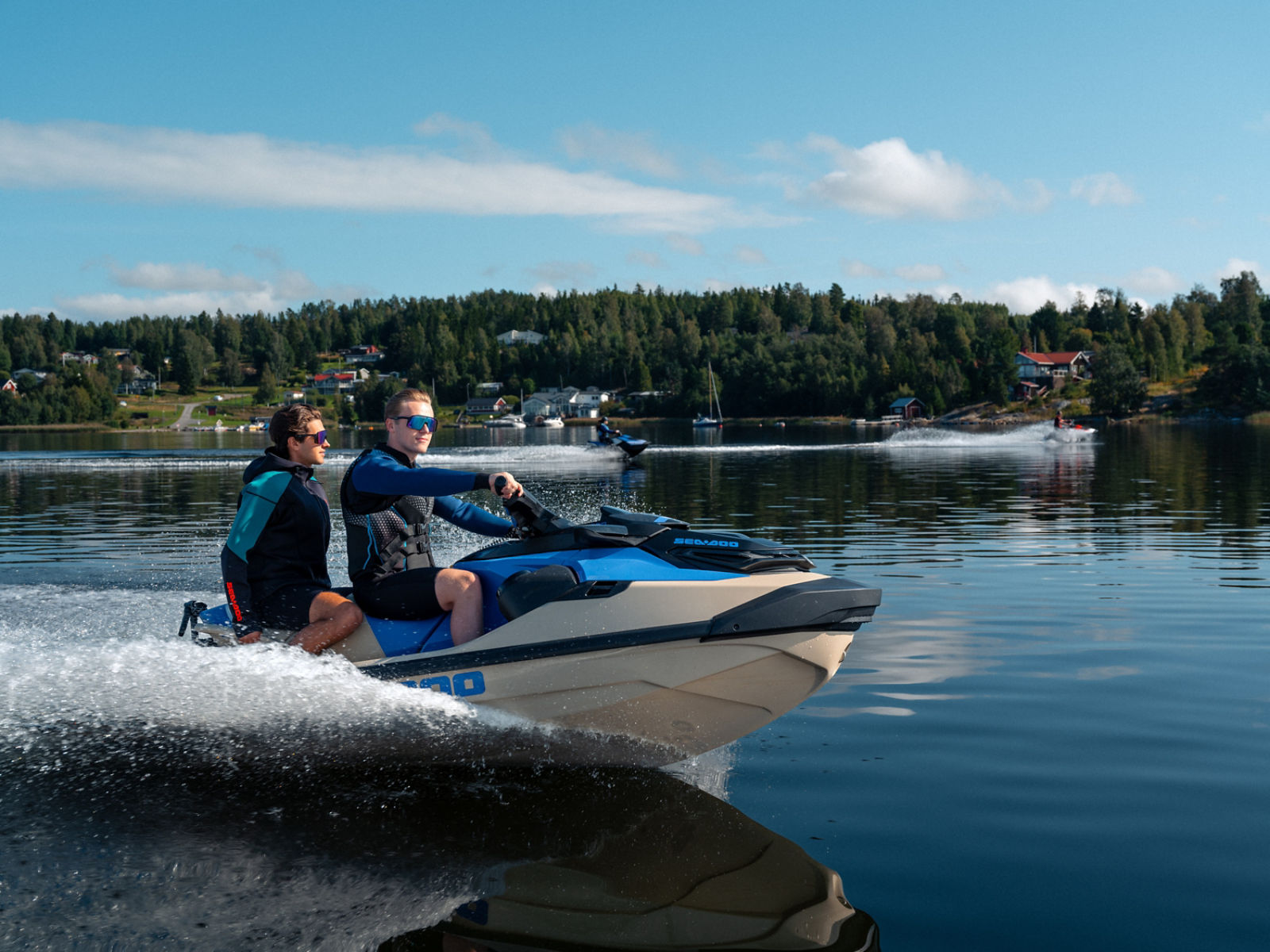 Kaksi miestä ajaa Sea-Doolla