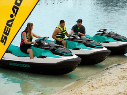 Des amis sur l'eau avec des véhicules nautiques personnels profitant de la vue.