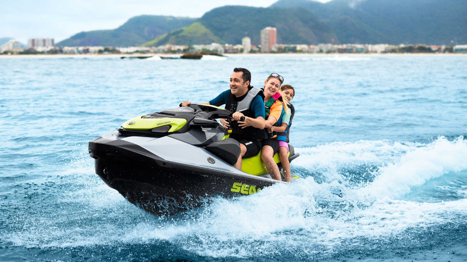 Familia paseando en una Sea-Doo GTI SE