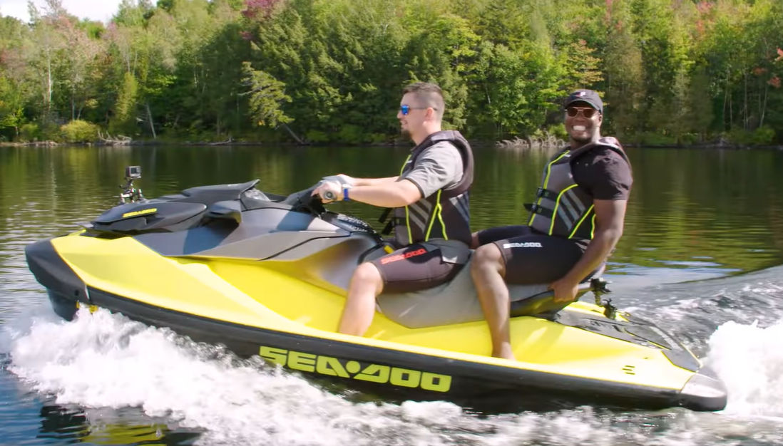 Deux hommes souriant sur le prototype Sea-Doo Électrique