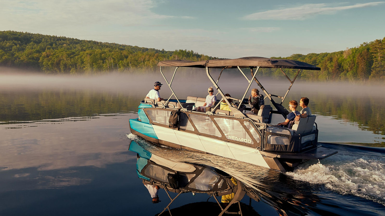 2 Sea-Doo paseando en un lago