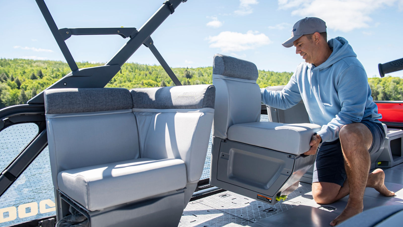 Hombre moviendo mobiliario en la Sea-Doo Switch