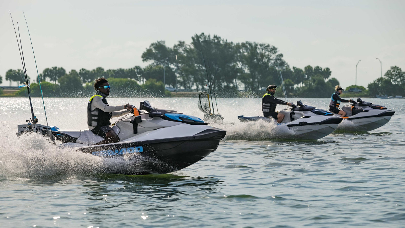 Grupo de conductores en sus Sea-Doo FishPro