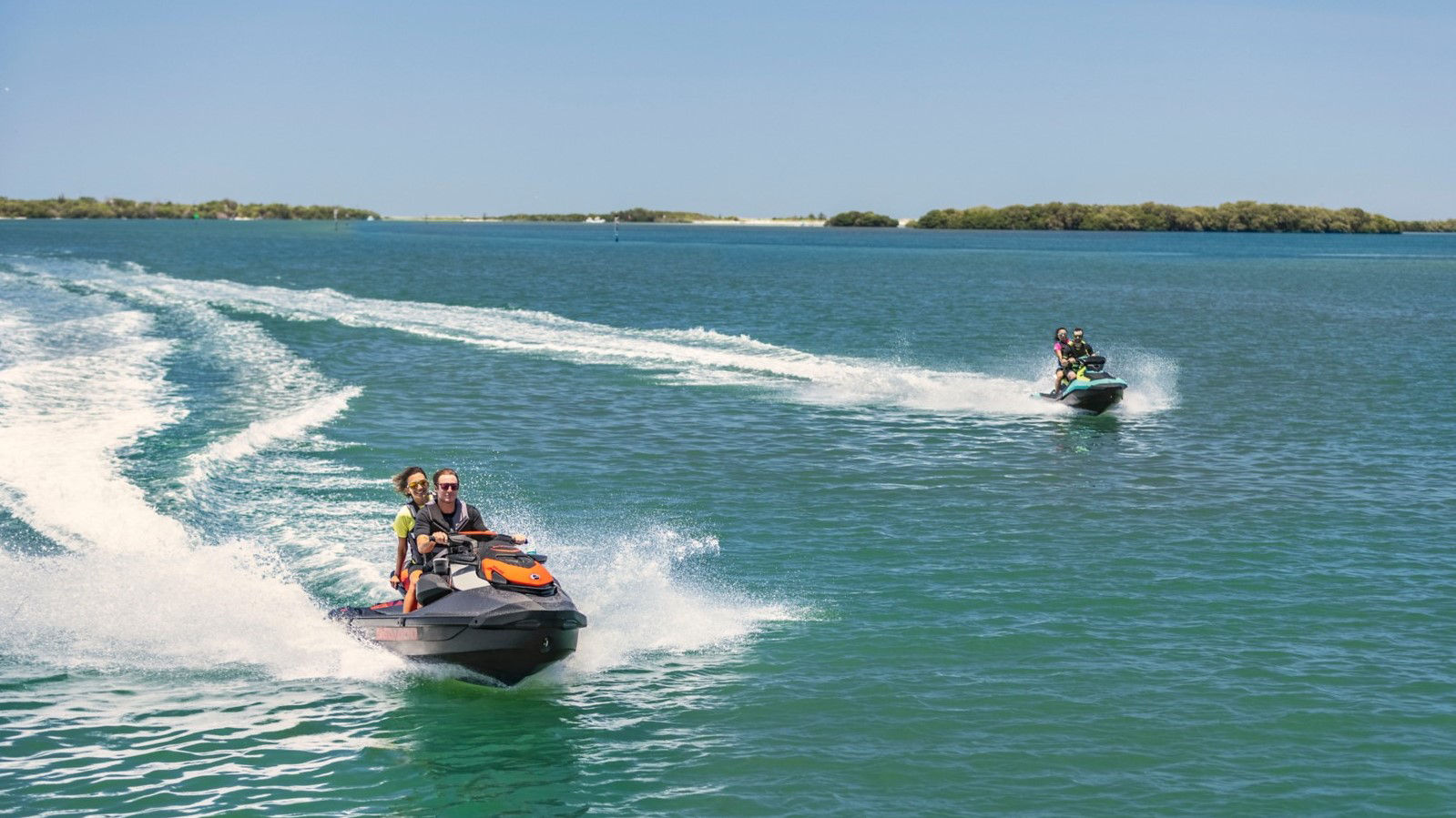 gente montando un sea-doo