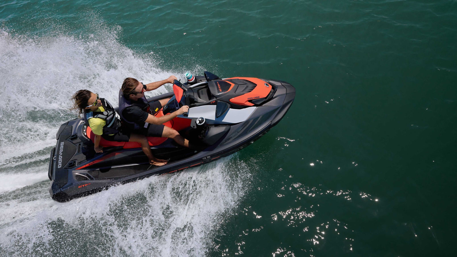 Pareja a bordo de una nueva Sea-Doo GTI 2022