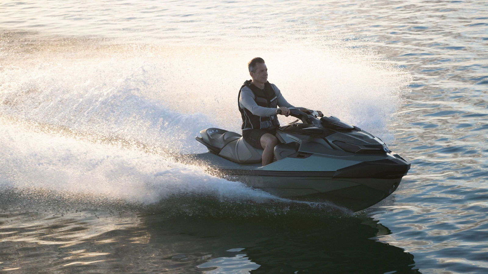 Hombre conduciendo una Sea-Doo GTX Limited
