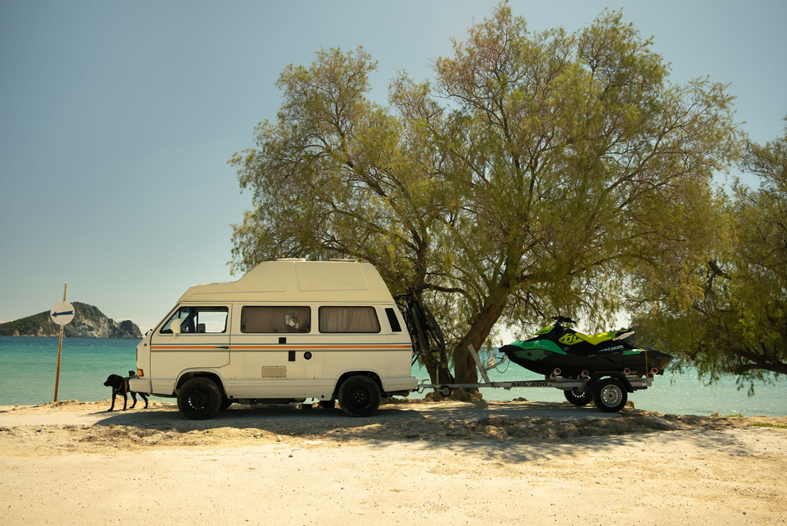 En husbil i svalkande skugga