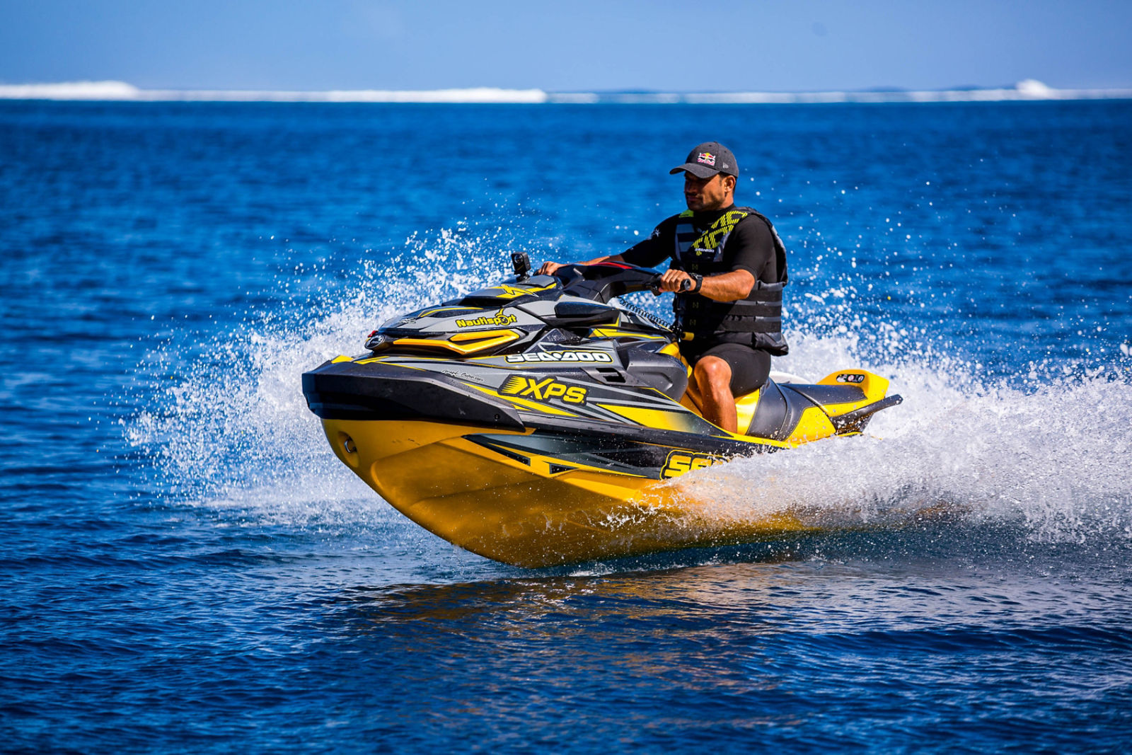 Michel Bourez sobre una Sea-Doo en Tahití