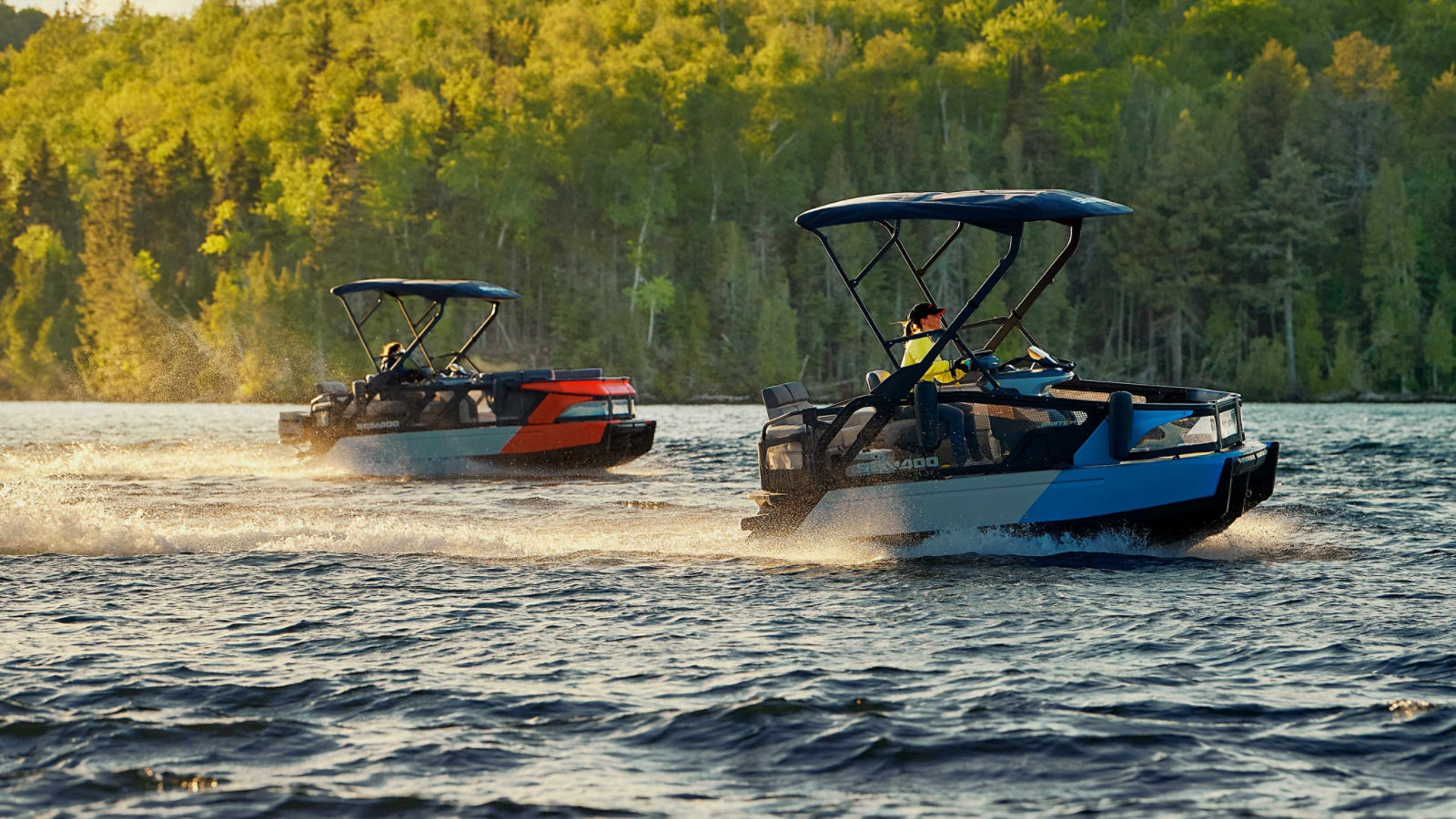 2 Sea-Doo SWITCH en croisière sur un lac